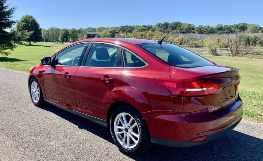 2015 Ford Focus SE         <a href='http://www.carfax.com/VehicleHistory/p/Report.cfx?partner=DVW_1&vin=1FADP3F29FL226445'><img src='http://www.carfaxonline.com/assets/subscriber/carfax_free_button.gif' width='120' height='49' border='0'></a>