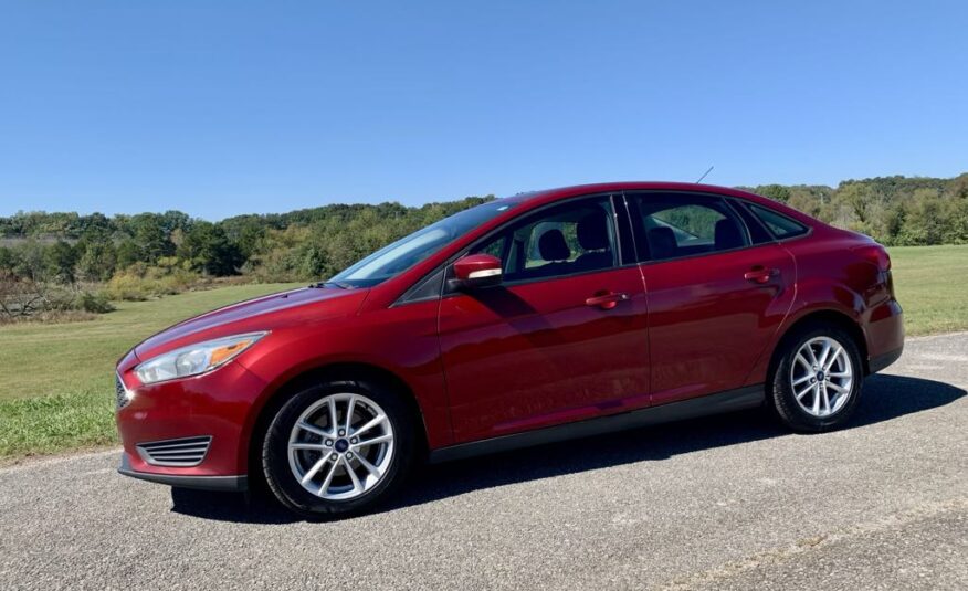 2015 Ford Focus SE         <a href='http://www.carfax.com/VehicleHistory/p/Report.cfx?partner=DVW_1&vin=1FADP3F29FL226445'><img src='http://www.carfaxonline.com/assets/subscriber/carfax_free_button.gif' width='120' height='49' border='0'></a>