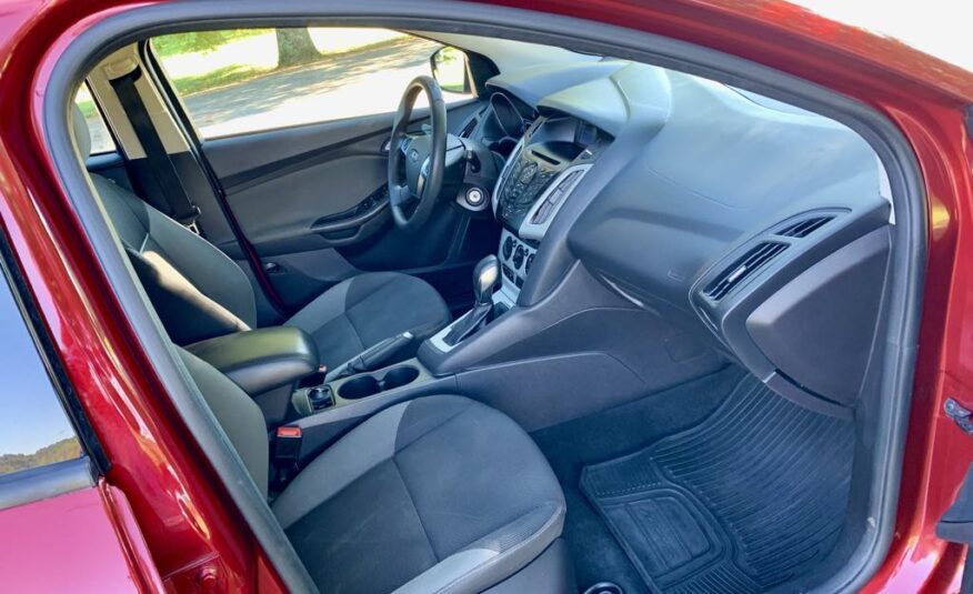 2014 Ford Focus SE Hatchback          <a href='http://www.carfax.com/VehicleHistory/p/Report.cfx?partner=DVW_1&vin=1FADP3K20EL396181'><img src='http://www.carfaxonline.com/assets/subscriber/carfax_free_button.gif' width='120' height='49' border='0'></a>