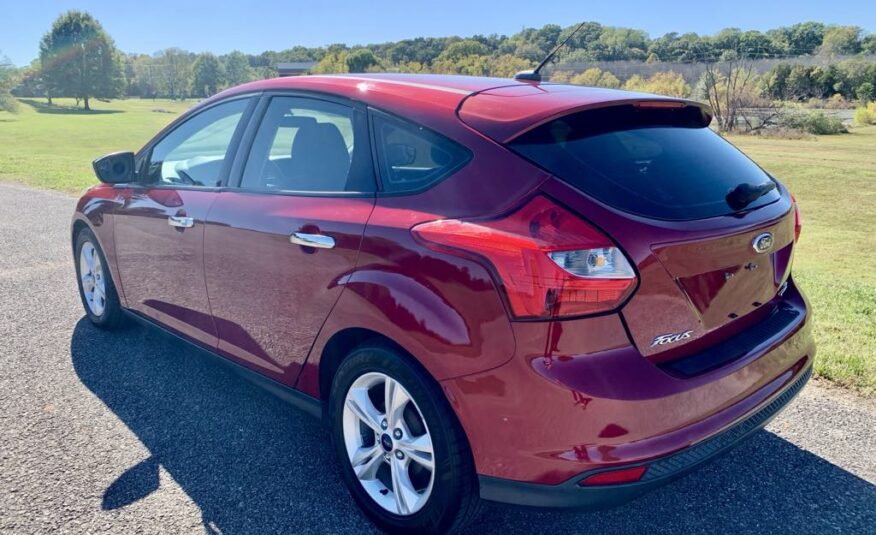 2014 Ford Focus SE Hatchback          <a href='http://www.carfax.com/VehicleHistory/p/Report.cfx?partner=DVW_1&vin=1FADP3K20EL396181'><img src='http://www.carfaxonline.com/assets/subscriber/carfax_free_button.gif' width='120' height='49' border='0'></a>