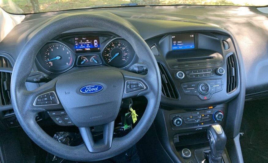 2015 Ford Focus SE         <a href='http://www.carfax.com/VehicleHistory/p/Report.cfx?partner=DVW_1&vin=1FADP3F29FL226445'><img src='http://www.carfaxonline.com/assets/subscriber/carfax_free_button.gif' width='120' height='49' border='0'></a>