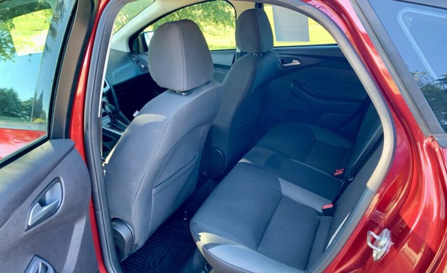 2014 Ford Focus SE Hatchback          <a href='http://www.carfax.com/VehicleHistory/p/Report.cfx?partner=DVW_1&vin=1FADP3K20EL396181'><img src='http://www.carfaxonline.com/assets/subscriber/carfax_free_button.gif' width='120' height='49' border='0'></a>