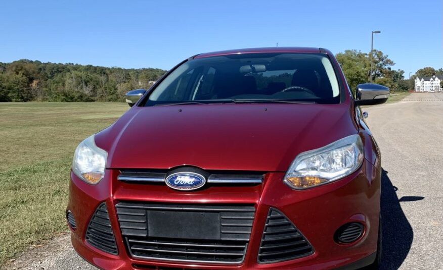 2014 Ford Focus SE Hatchback          <a href='http://www.carfax.com/VehicleHistory/p/Report.cfx?partner=DVW_1&vin=1FADP3K20EL396181'><img src='http://www.carfaxonline.com/assets/subscriber/carfax_free_button.gif' width='120' height='49' border='0'></a>