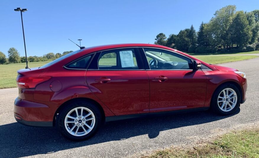 2015 Ford Focus SE         <a href='http://www.carfax.com/VehicleHistory/p/Report.cfx?partner=DVW_1&vin=1FADP3F29FL226445'><img src='http://www.carfaxonline.com/assets/subscriber/carfax_free_button.gif' width='120' height='49' border='0'></a>