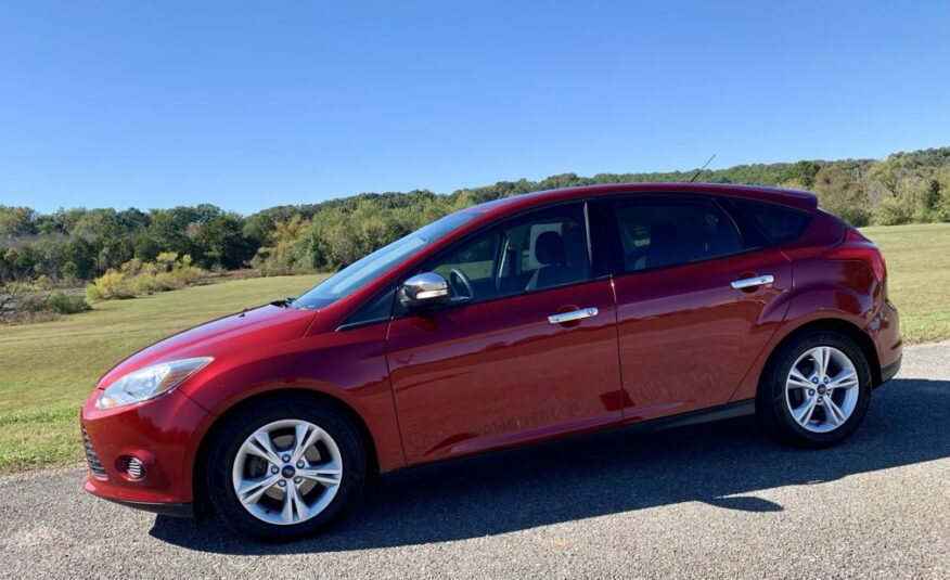 2014 Ford Focus SE Hatchback          <a href='http://www.carfax.com/VehicleHistory/p/Report.cfx?partner=DVW_1&vin=1FADP3K20EL396181'><img src='http://www.carfaxonline.com/assets/subscriber/carfax_free_button.gif' width='120' height='49' border='0'></a>