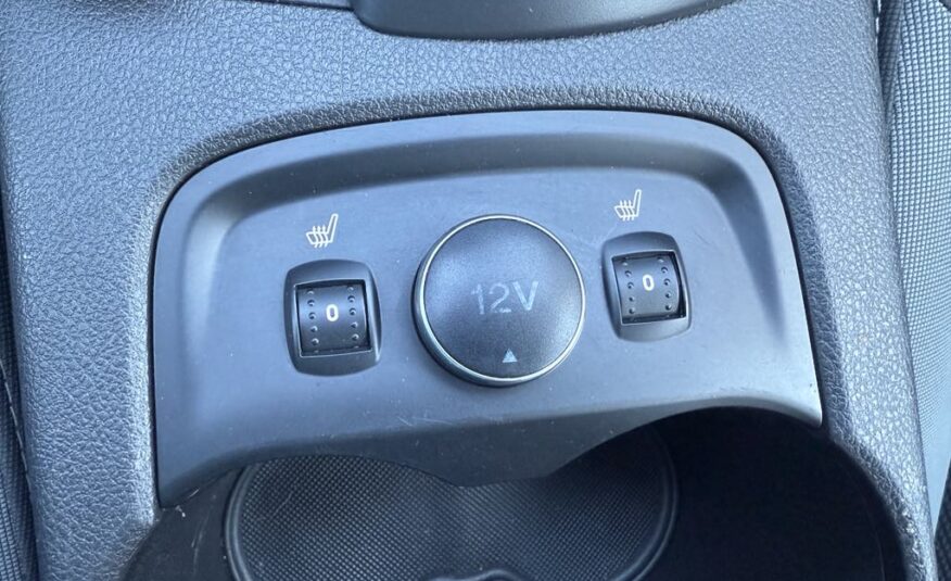2013 Ford Focus SE      <a href='http://www.carfax.com/VehicleHistory/p/Report.cfx?partner=DVW_1&vin=1FADP3F27DL368144'><img src='http://www.carfaxonline.com/assets/subscriber/carfax_free_button.gif' width='120' height='49' border='0'></a>