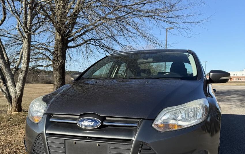 2013 Ford Focus SE      <a href='http://www.carfax.com/VehicleHistory/p/Report.cfx?partner=DVW_1&vin=1FADP3F27DL368144'><img src='http://www.carfaxonline.com/assets/subscriber/carfax_free_button.gif' width='120' height='49' border='0'></a>