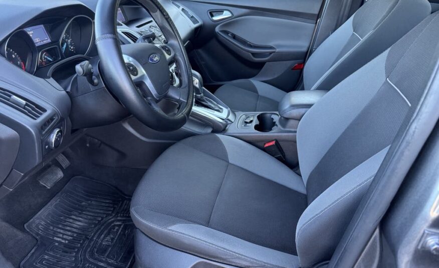 2013 Ford Focus SE      <a href='http://www.carfax.com/VehicleHistory/p/Report.cfx?partner=DVW_1&vin=1FADP3F27DL368144'><img src='http://www.carfaxonline.com/assets/subscriber/carfax_free_button.gif' width='120' height='49' border='0'></a>