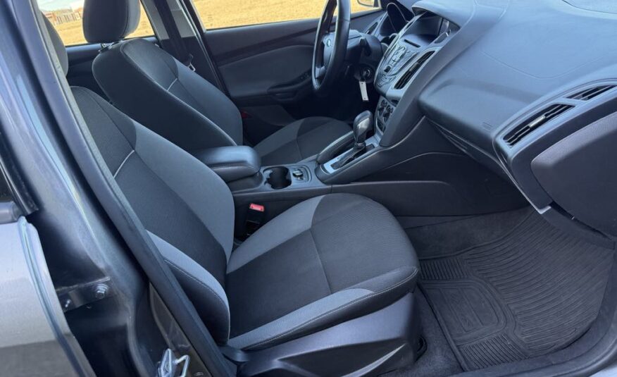 2013 Ford Focus SE      <a href='http://www.carfax.com/VehicleHistory/p/Report.cfx?partner=DVW_1&vin=1FADP3F27DL368144'><img src='http://www.carfaxonline.com/assets/subscriber/carfax_free_button.gif' width='120' height='49' border='0'></a>