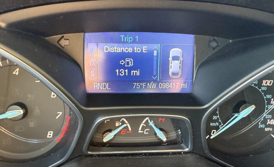 2013 Ford Focus SE      <a href='http://www.carfax.com/VehicleHistory/p/Report.cfx?partner=DVW_1&vin=1FADP3F27DL368144'><img src='http://www.carfaxonline.com/assets/subscriber/carfax_free_button.gif' width='120' height='49' border='0'></a>