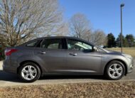 2013 Ford Focus SE      <a href='http://www.carfax.com/VehicleHistory/p/Report.cfx?partner=DVW_1&vin=1FADP3F27DL368144'><img src='http://www.carfaxonline.com/assets/subscriber/carfax_free_button.gif' width='120' height='49' border='0'></a>