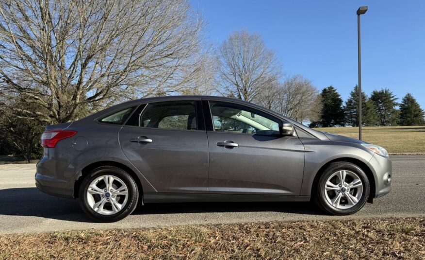 2013 Ford Focus SE      <a href='http://www.carfax.com/VehicleHistory/p/Report.cfx?partner=DVW_1&vin=1FADP3F27DL368144'><img src='http://www.carfaxonline.com/assets/subscriber/carfax_free_button.gif' width='120' height='49' border='0'></a>