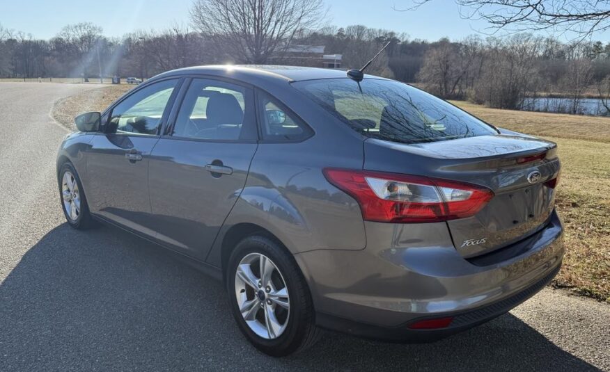 2013 Ford Focus SE      <a href='http://www.carfax.com/VehicleHistory/p/Report.cfx?partner=DVW_1&vin=1FADP3F27DL368144'><img src='http://www.carfaxonline.com/assets/subscriber/carfax_free_button.gif' width='120' height='49' border='0'></a>