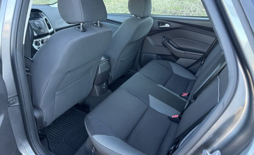 2013 Ford Focus SE      <a href='http://www.carfax.com/VehicleHistory/p/Report.cfx?partner=DVW_1&vin=1FADP3F27DL368144'><img src='http://www.carfaxonline.com/assets/subscriber/carfax_free_button.gif' width='120' height='49' border='0'></a>