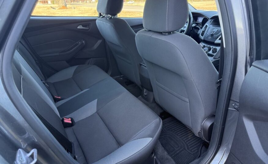 2013 Ford Focus SE      <a href='http://www.carfax.com/VehicleHistory/p/Report.cfx?partner=DVW_1&vin=1FADP3F27DL368144'><img src='http://www.carfaxonline.com/assets/subscriber/carfax_free_button.gif' width='120' height='49' border='0'></a>