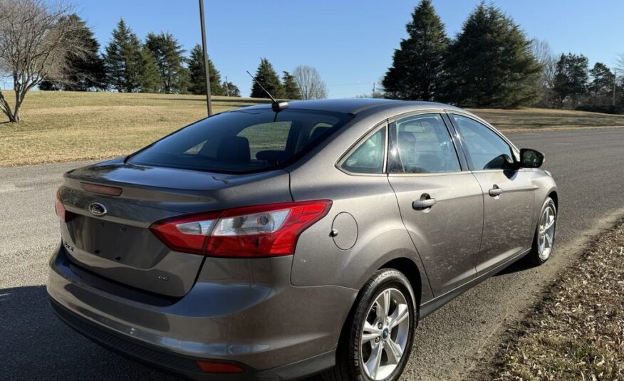 2013 Ford Focus SE      <a href='http://www.carfax.com/VehicleHistory/p/Report.cfx?partner=DVW_1&vin=1FADP3F27DL368144'><img src='http://www.carfaxonline.com/assets/subscriber/carfax_free_button.gif' width='120' height='49' border='0'></a>