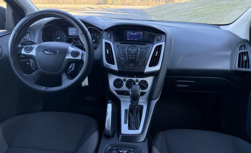 2013 Ford Focus SE      <a href='http://www.carfax.com/VehicleHistory/p/Report.cfx?partner=DVW_1&vin=1FADP3F27DL368144'><img src='http://www.carfaxonline.com/assets/subscriber/carfax_free_button.gif' width='120' height='49' border='0'></a>