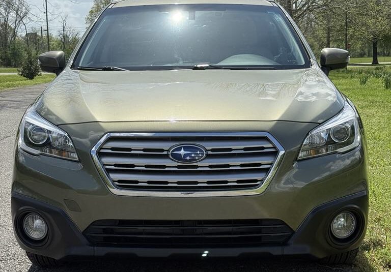 Gorgeous 2017 Subaru Outback 3.6R Limited          <a href='http://www.carfax.com/VehicleHistory/p/Report.cfx?partner=DVW_1&vin=4S4BSENCXH3222988'><img src='http://www.carfaxonline.com/assets/subscriber/carfax_free_button.gif' width='120' height='49' border='0'></a>