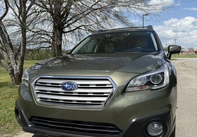 Gorgeous 2017 Subaru Outback 3.6R Limited          <a href='http://www.carfax.com/VehicleHistory/p/Report.cfx?partner=DVW_1&vin=4S4BSENCXH3222988'><img src='http://www.carfaxonline.com/assets/subscriber/carfax_free_button.gif' width='120' height='49' border='0'></a>
