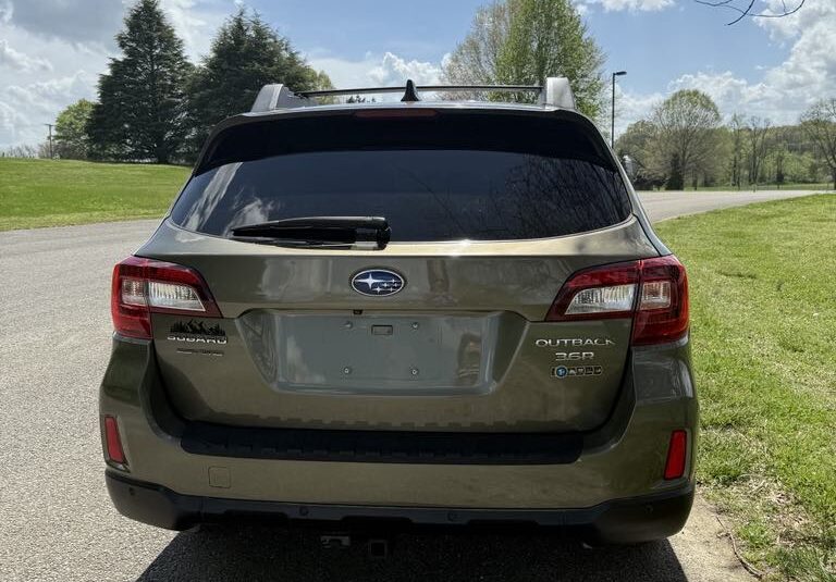 Gorgeous 2017 Subaru Outback 3.6R Limited          <a href='http://www.carfax.com/VehicleHistory/p/Report.cfx?partner=DVW_1&vin=4S4BSENCXH3222988'><img src='http://www.carfaxonline.com/assets/subscriber/carfax_free_button.gif' width='120' height='49' border='0'></a>