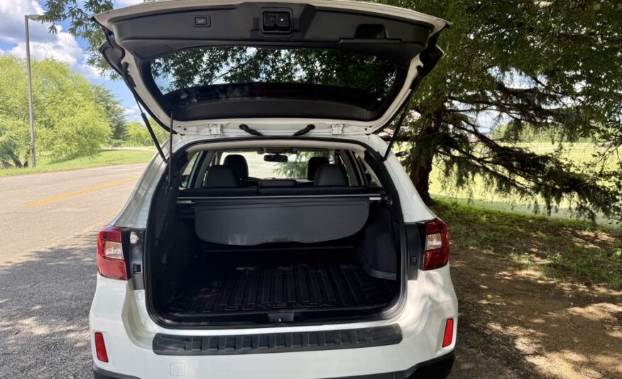 2016 Subaru Outback 3.6r Limited  <a href='http://www.carfax.com/VehicleHistory/p/Report.cfx?partner=DVW_1&vin=4S4BSENC5G3288153'><img src='http://www.carfaxonline.com/assets/subscriber/carfax_free_button.gif' width='120' height='49' border='0'></a>