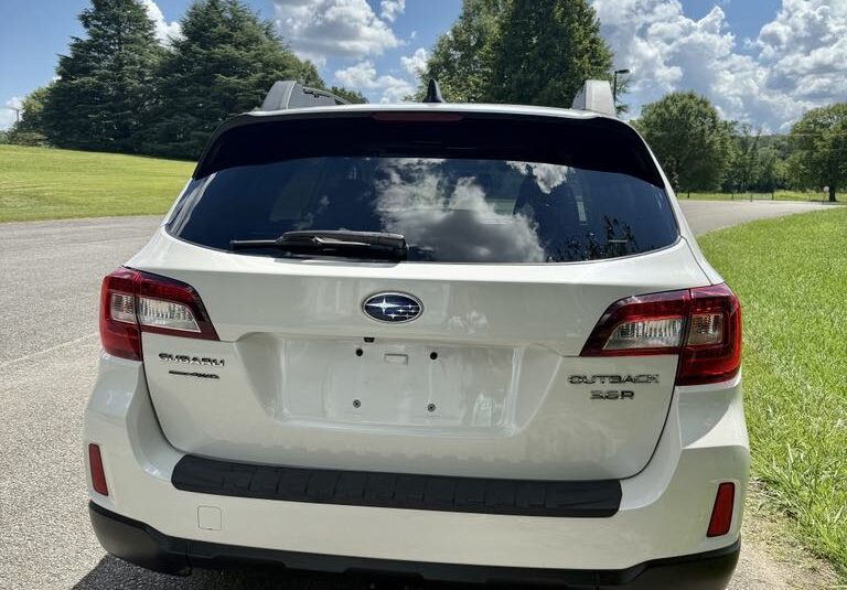 2016 Subaru Outback 3.6r Limited  <a href='http://www.carfax.com/VehicleHistory/p/Report.cfx?partner=DVW_1&vin=4S4BSENC5G3288153'><img src='http://www.carfaxonline.com/assets/subscriber/carfax_free_button.gif' width='120' height='49' border='0'></a>