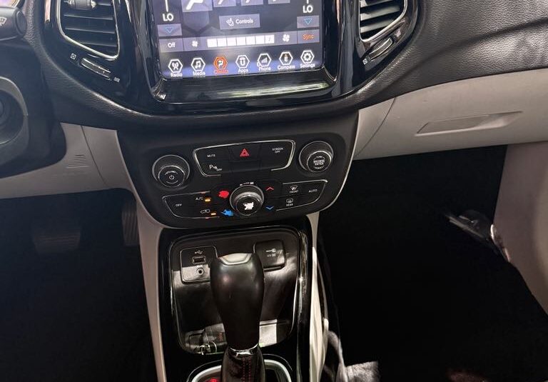 2018 JEEP Compass Limited           <a href='http://www.carfax.com/VehicleHistory/p/Report.cfx?partner=DVW_1&vin=3C4NJCCB9JT487155'><img src='http://www.carfaxonline.com/assets/subscriber/carfax_free_button.gif' width='120' height='49' border='0'></a>
